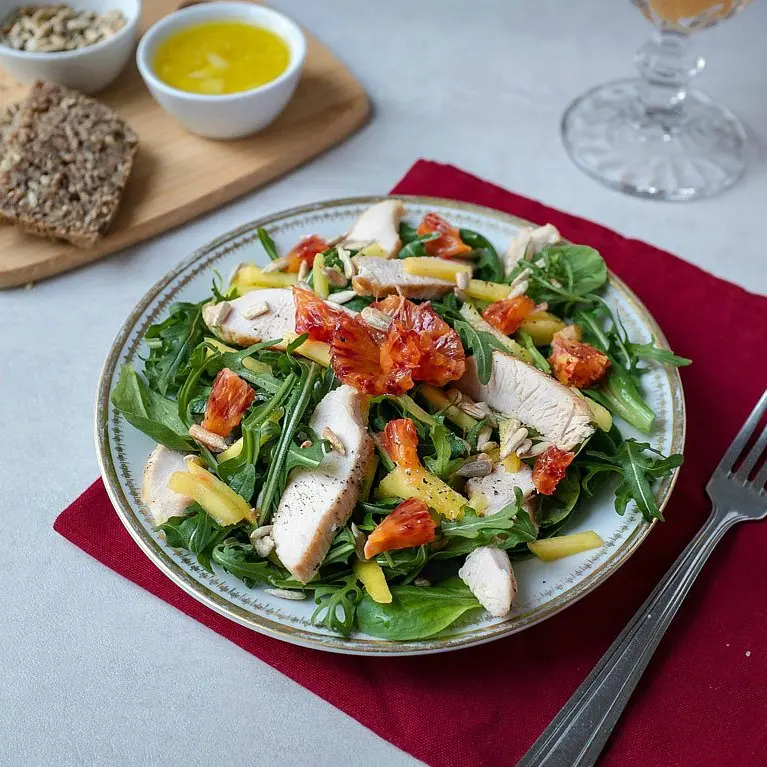 Oh wie lecker - ein fruchtiger Salat mit gegrillter Putenbrust. Ein Salat-Träumchen!