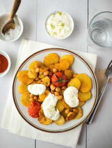 Ein tolles schnelles Mittag- oder Abendessen: Gebackene Kartoffeln & Kichererbsen mit Limetten-Schmand