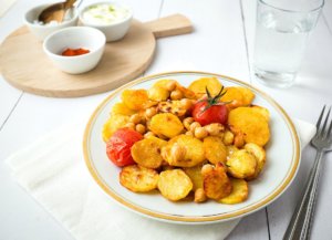 Ein tolles schnelles Mittag- oder Abendessen: Gebackene Kartoffeln & Kichererbsen mit Limetten-Schmand