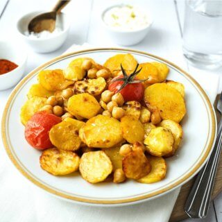Ein tolles schnelles Mittag- oder Abendessen: Gebackene Kartoffeln & Kichererbsen mit Limetten-Schmand