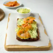 Wie wäre es mit Abwechslung beim Abendbrot? Dieses Lachs-Schnittchen mit Senf-Dill-Butter ist sensationell und ratz fetz gemacht.