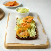 Wie wäre es mit Abwechslung beim Abendbrot? Dieses Lachs-Schnittchen mit Senf-Dill-Butter ist sensationell und ratz fetz gemacht.