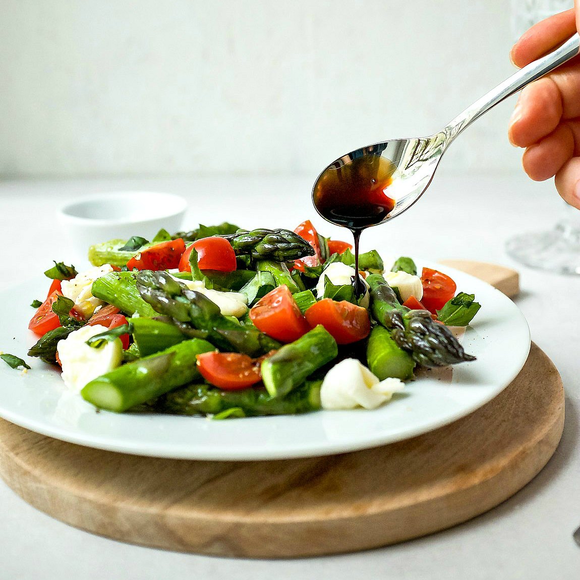 Dieser lauwarme Spargelsalat mit Tomaten und Mozzarella steht in 15 Minuten auf dem Tisch und ist ein Gaumenschmaus. Perfekt wenn es mal schnell gehen muss.