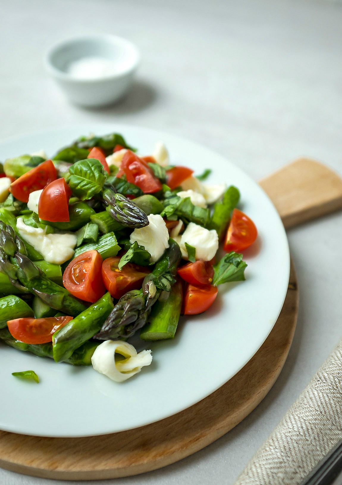 15-Minuten Spargelsalat mit Tomaten und Mozzarella - Schnelle Rezepte ...