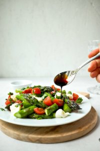 Dieser lauwarme Spargelsalat mit Tomaten und Mozzarella steht in 15 Minuten auf dem Tisch und ist ein Gaumenschmaus. Perfekt wenn es mal schnell gehen muss.