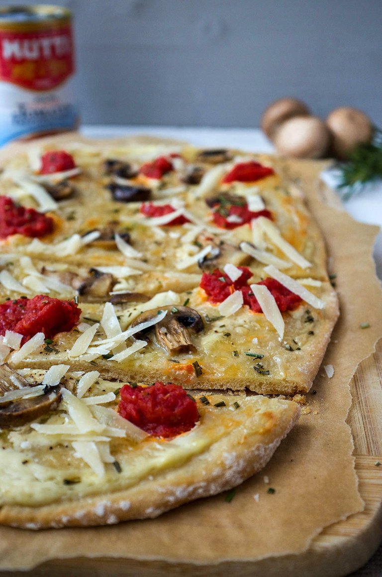 Italienischer Flammkuchen mit Champignons &amp; Tomaten - Schnelle Rezepte ...