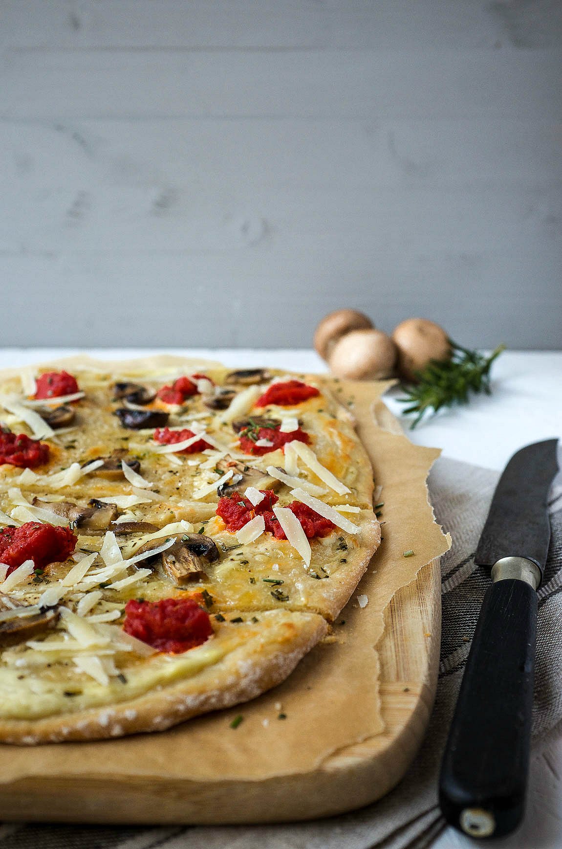 italienischer Flammkuchen mit Pilzen und Tomaten-8.1 - Schnelle ...