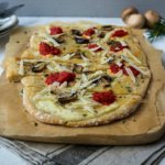 Flammkuchen trifft Pizza und heraus kommt ein leckerer Cross-over Flammkuchen mit italienischem Flair. Ganz einfach und lecker.