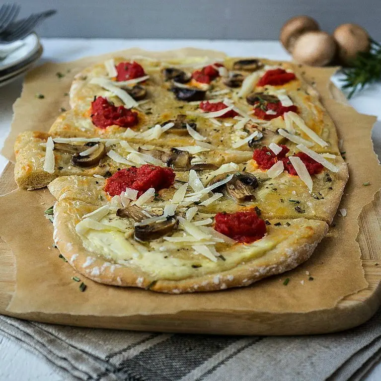 Flammkuchen trifft Pizza und heraus kommt ein leckerer Cross-over Flammkuchen mit italienischem Flair. Ganz einfach und lecker.