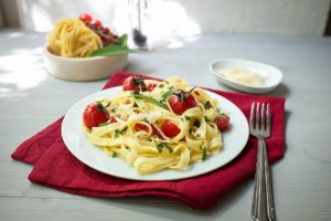15-Minuten Linguine mit Salbei, Tomaten und Parmesan ist ein tolle Gericht, wenn es mal schnell gehen soll.