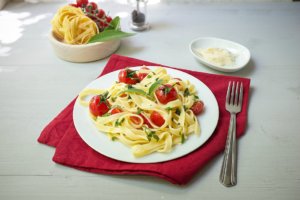 15-Minuten Linguine mit Salbei, Tomaten und Parmesan ist ein tolle Gericht, wenn es mal schnell gehen soll.