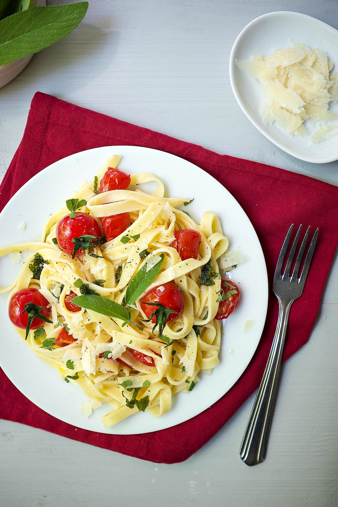15-Minuten Linguine mit Salbei, Tomaten und Parmesan ist ein tolles Gericht, wenn es mal schnell gehen muss. 