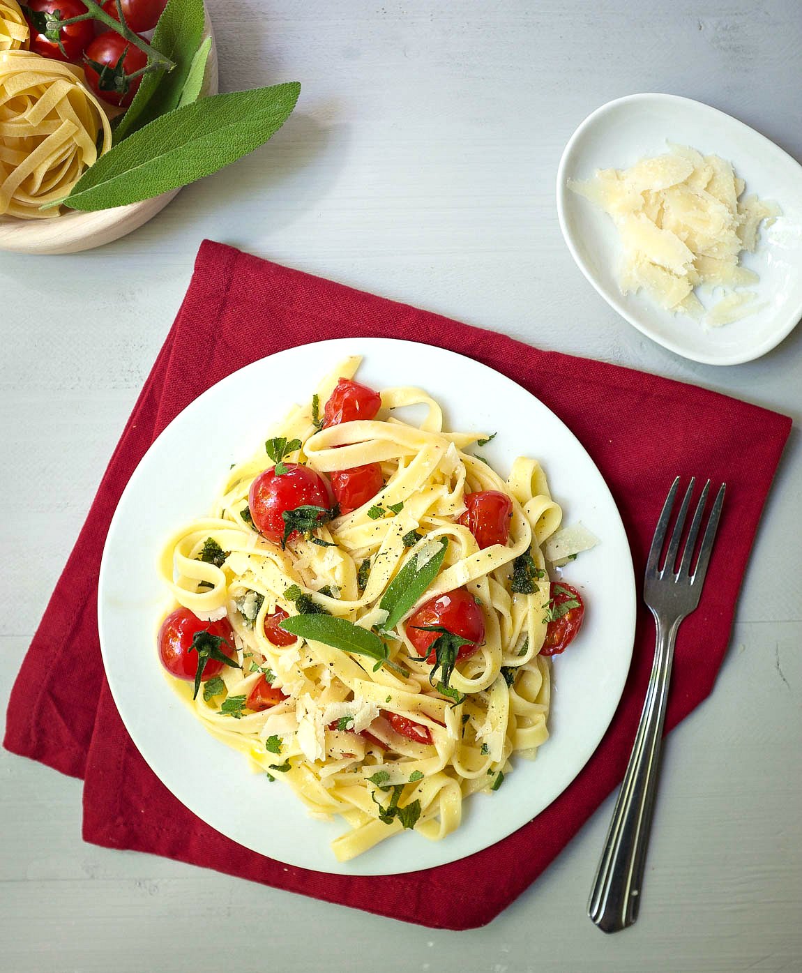 15-Minuten Linguine mit Salbei, Tomaten und Parmesan ist ein tolles Gericht, wenn es mal schnell gehen muss. 