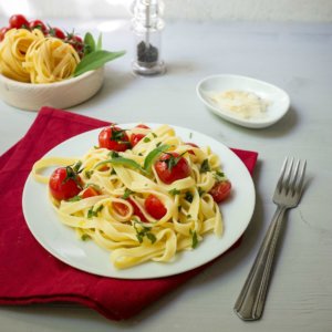 15-Minuten Linguine mit Salbei, Tomaten und Parmesan ist ein tolles Gericht, wenn es mal schnell gehen muss.