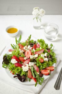 Ein wunderbar fruchtiger Frühlingssalat zum Genießen: Salat mit karamellisiertem Rhabarber, Erdbeeren und Hirtenkäse.