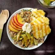 Fruchtige Buchweizen-Halloumi-Bowl mit Nektarinen ist schnell zubereitet und schmeckt leicht orientalisch.
