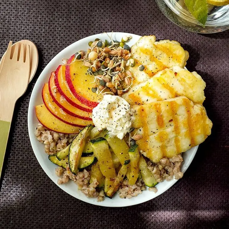 Fruchtige Buchweizen-Halloumi-Bowl mit Nektarinen ist schnell zubereitet und schmeckt leicht orientalisch.