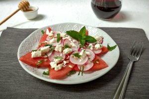 Der perfekte Sommersalat: Melonen-Radieschen-Salat mit Feta
