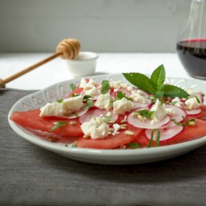 Der perfekte Sommersalat: Melonen-Radieschen-Salat mit Feta