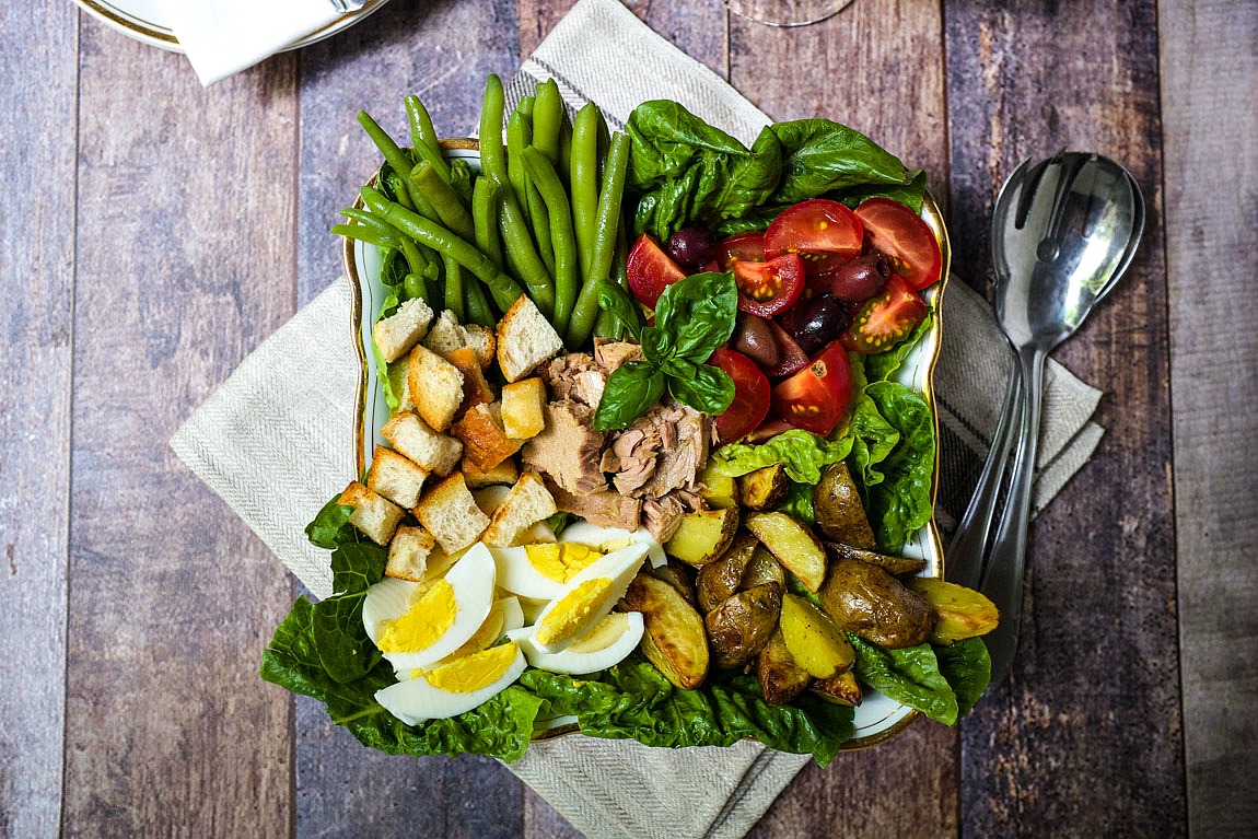 Der Salade Niçoise oder Nizza-Salat schmeckt nach Frankreich, Sonne und Meer. Perfekt für an einem warmen Tag.