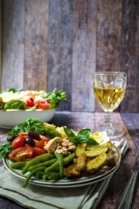 Der Salade Niçoise oder Nizza-Salat schmeckt nach Frankreich, Sonne und Meer. Perfekt für an einem warmen Tag.