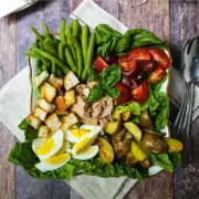 Der Salade Niçoise oder Nizza-Salat schmeckt nach Frankreich, Sonne und Meer. Perfekt für an einem warmen Tag.