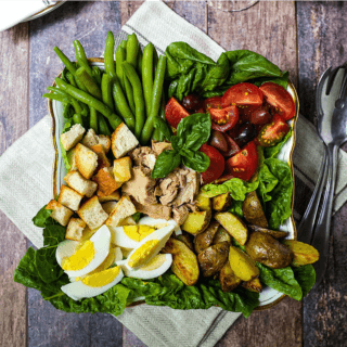 Der Salade Niçoise oder Nizza-Salat schmeckt nach Frankreich, Sonne und Meer. Perfekt für an einem warmen Tag.