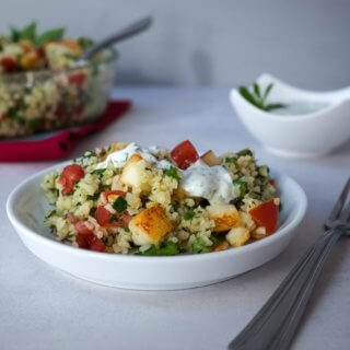 Das perfekte Rezept für einen lauen Sommerabend: Taboulé mit gebratenem Halloumi & Minz-Joghurt