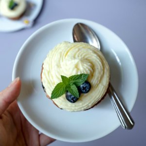 Blueberry Cheesecake Cupcakes mit Vanillefrosting