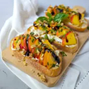 So schmeckt der Sommer: Nektarinen-Ziegenkäse-Bruschetta. 6 Zutaten und 10 Minuten später habt ihr ein leckeres Schnittchen.