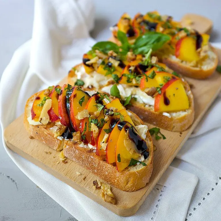 So schmeckt der Sommer: Nektarinen-Ziegenkäse-Bruschetta. 6 Zutaten und 10 Minuten später habt ihr ein leckeres Schnittchen.