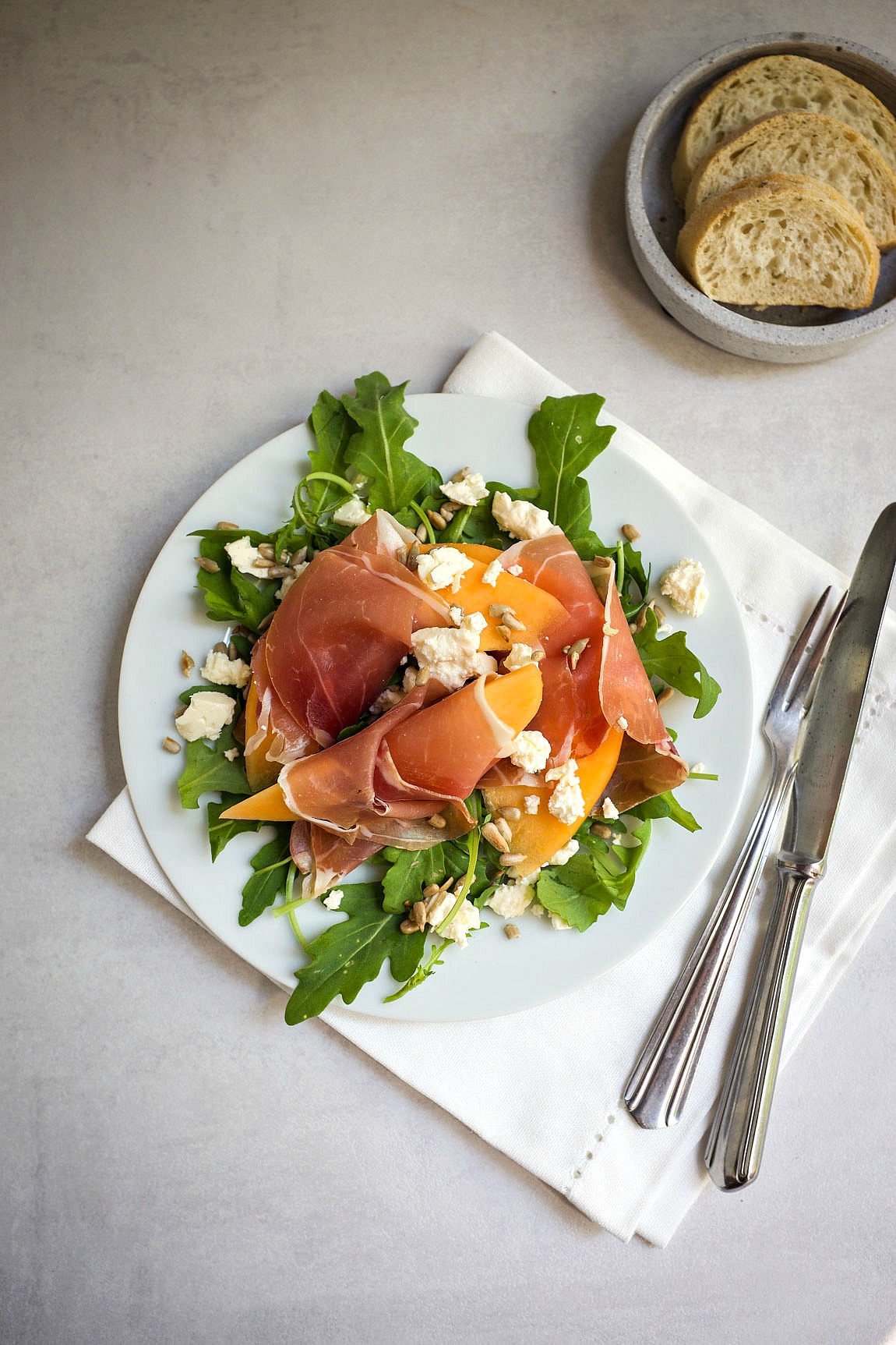 15-Minuten-Parmaschinken-Melonen-Salat mit Feta und Sonnenblumenkernen ...