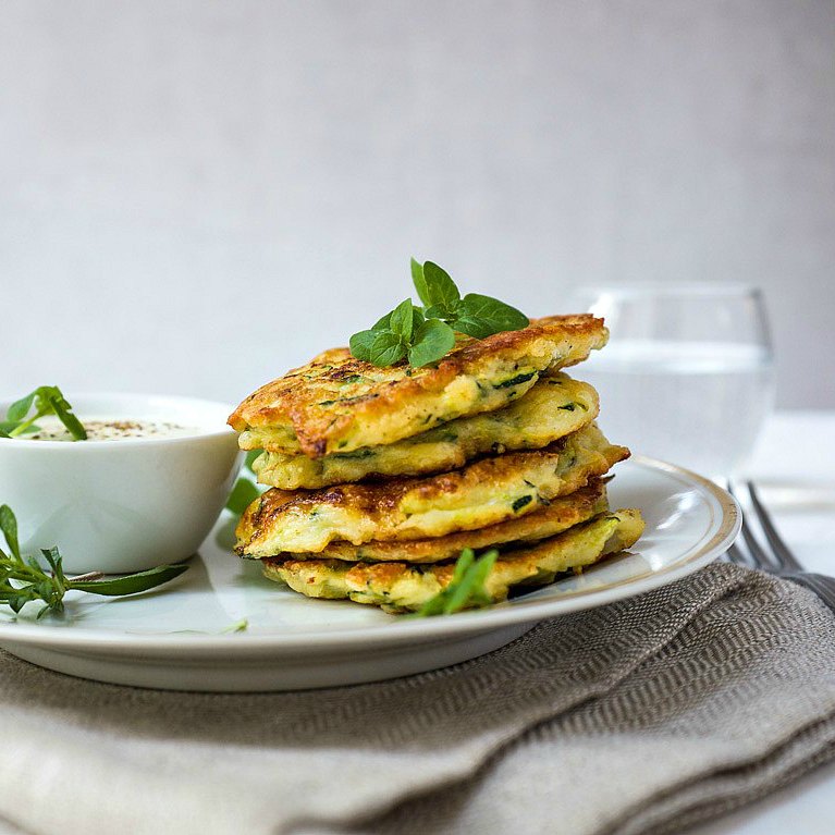 Zucchini-Parmesan-Puffer mit einem würzigen Schmand-Dip - einfach und lecker