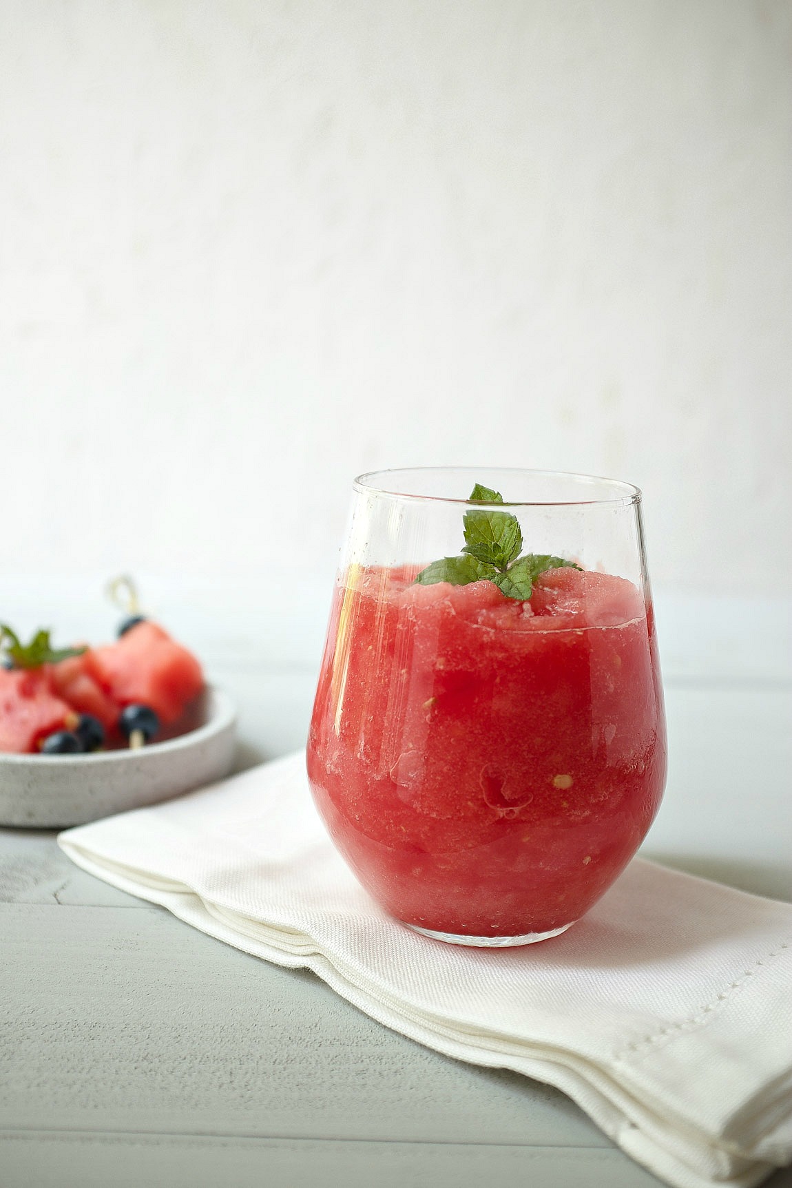 Ein gesunder Melonen-Slushy, der schnell zubereitet ist, herrlich erfrischend ist und unglaublich lecker.