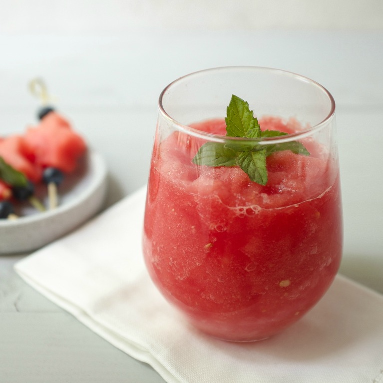 Ein gesunder Melonen-Slushi, der schnell zubereitet ist, herrlich erfrischend ist und unglaublich lecker.