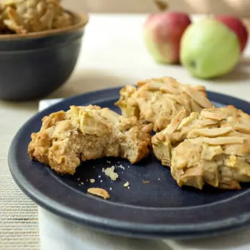 Die Apfel-Mandel-Kekse sind im Nu zusammengerührt und schmecken wunderbar nach Apfel und Zimt.