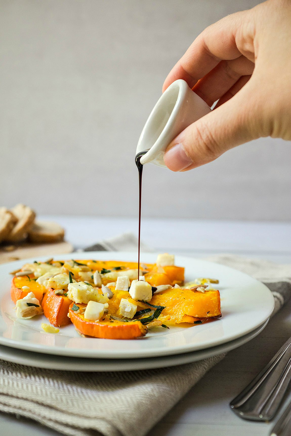 So wenig Aufwand und so viel Geschmack: Gebackener Kuerbis mit Feta und Sonnenblumenkerne