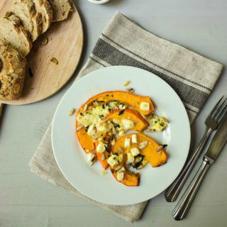 So wenig Aufwand und so viel Geschmack: Gebackener Kuerbis mit Feta und Sonnenblumenkerne