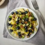 Dieser Käse-Trauben-Salat ist unser momentaner Lieblingssalat. Er besteht aus wenigen Zutaten, ist schnell zubereitet und schmeckt so köstlich nach süßen Trauben, mildem Käse und würzigen Dressing.