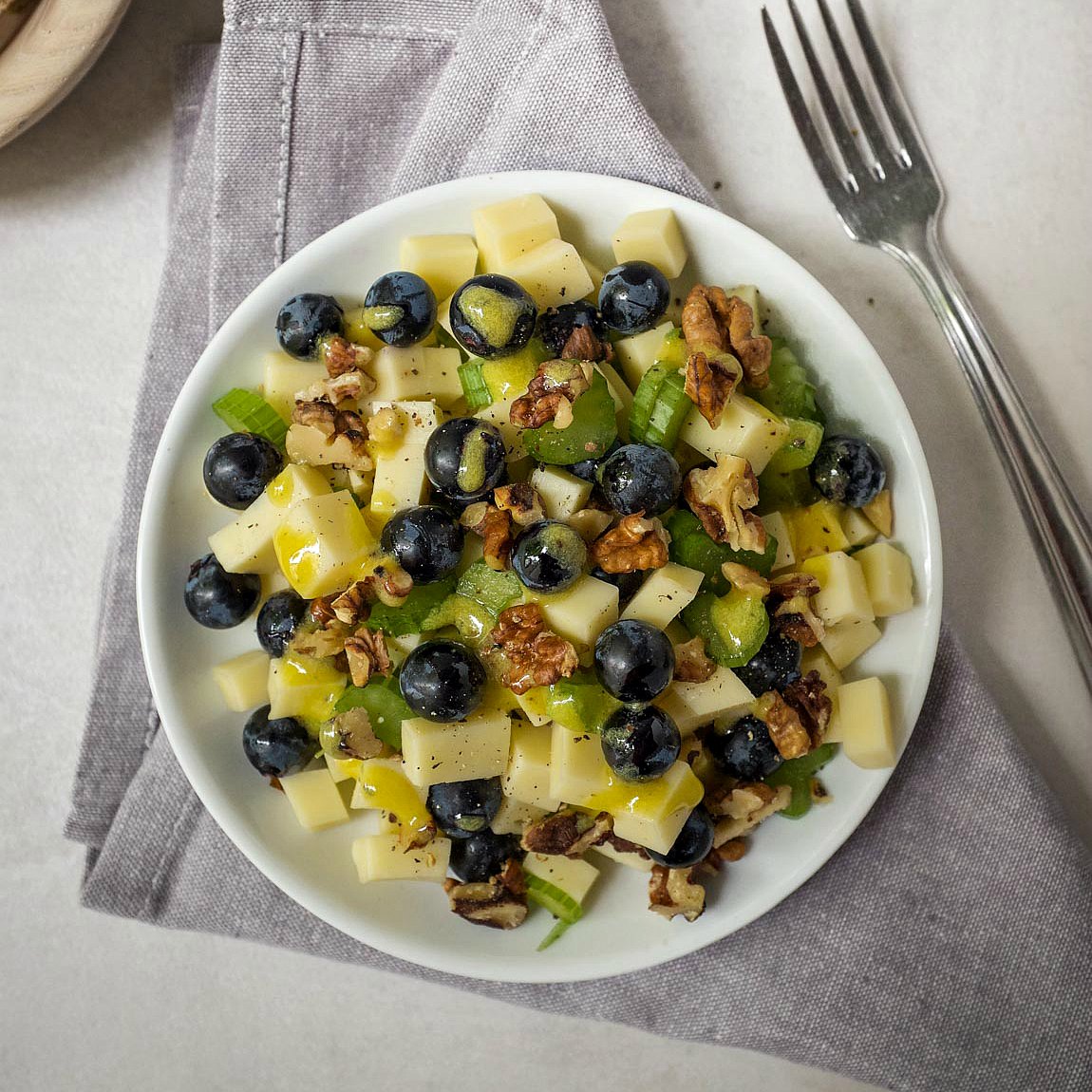 Schneller Käse-Trauben-Salat mit Walnüssen - Schnelle &amp; einfache Rezepte