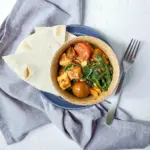 Dieses Palak Paneer mit indischem Frischkäse und Spinat steckt voller köstlicher Aromen und ist Ruck-Zuck fertig.