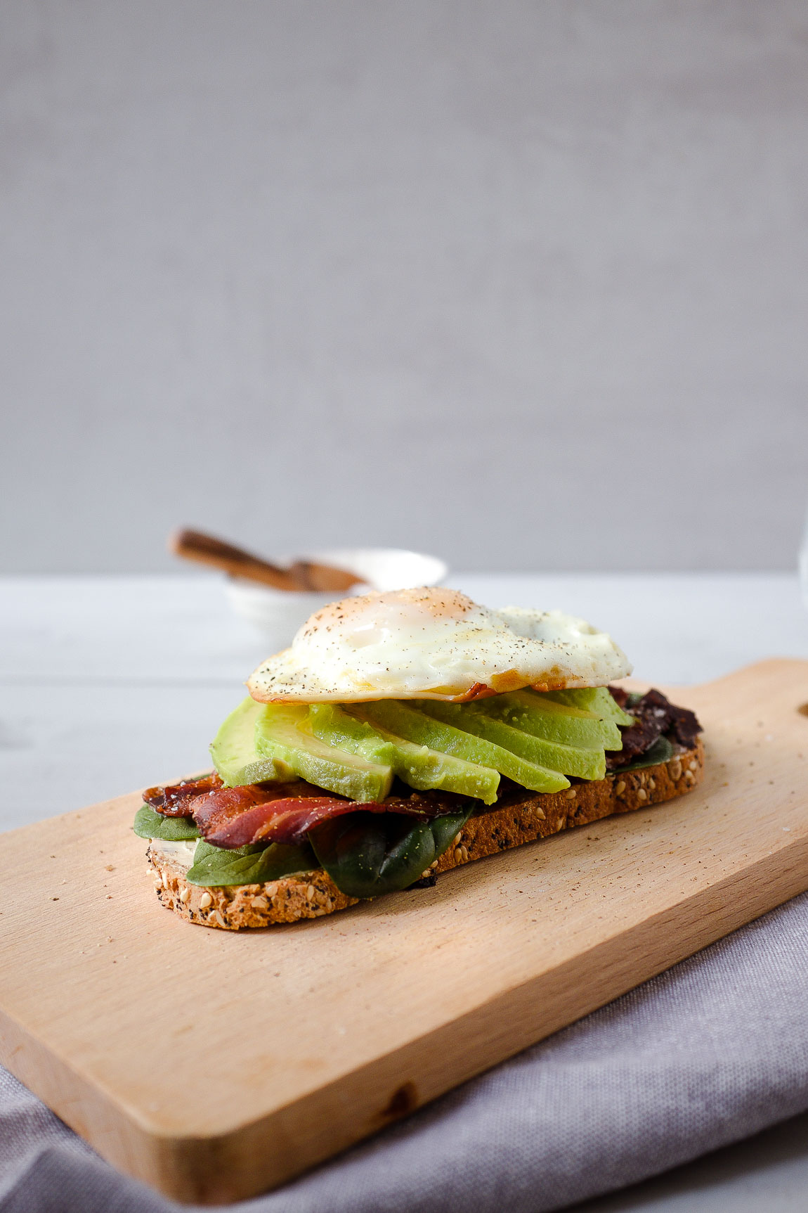 Wohlfühlessen für die Seele - knuspriger Bacon, cremige Avocado und Spiegelei sorgen für ein köstliches und schnelles Abend- oder Mittagessen.