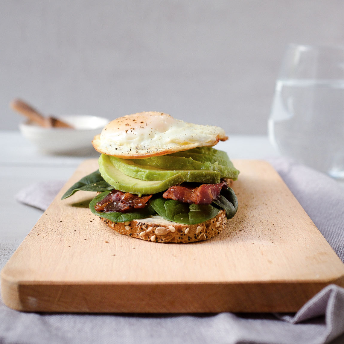 Wohlfühlessen für die Seele - knuspriger Bacon, cremige Avocado und Spiegelei sorgen für ein köstliches und schnelles Abend- oder Mittagessen.