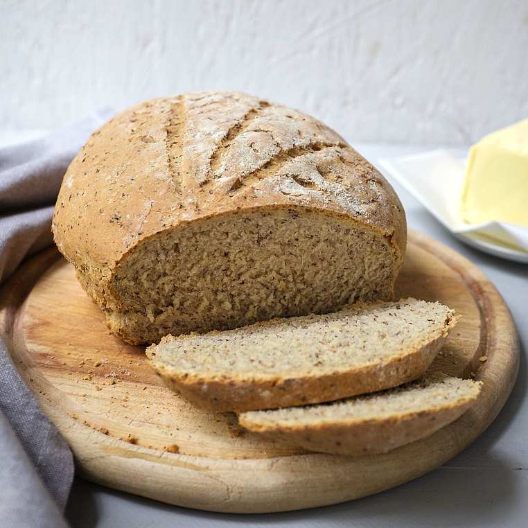 Ein schnörkelloses und einfaches Dinkebrot mit Leinsamen.