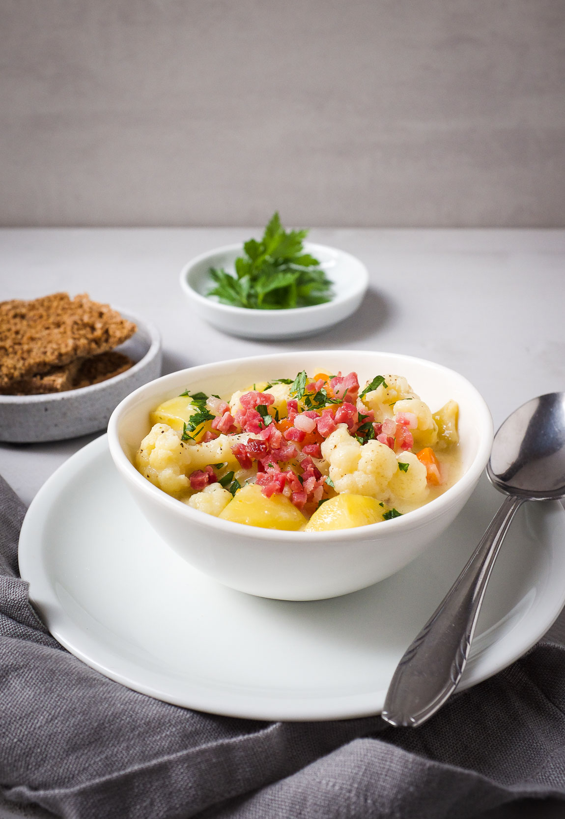 Ein wunderbar cremiger Blumenkohl-Kartoffel-Chowder - ein Seelenwärmer in der kalten Jahreszeit.