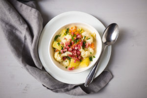 Ein wunderbar cremiger Blumenkohl-Kartoffel-Chowder - ein Seelenwärmer in der kalten Jahreszeit.