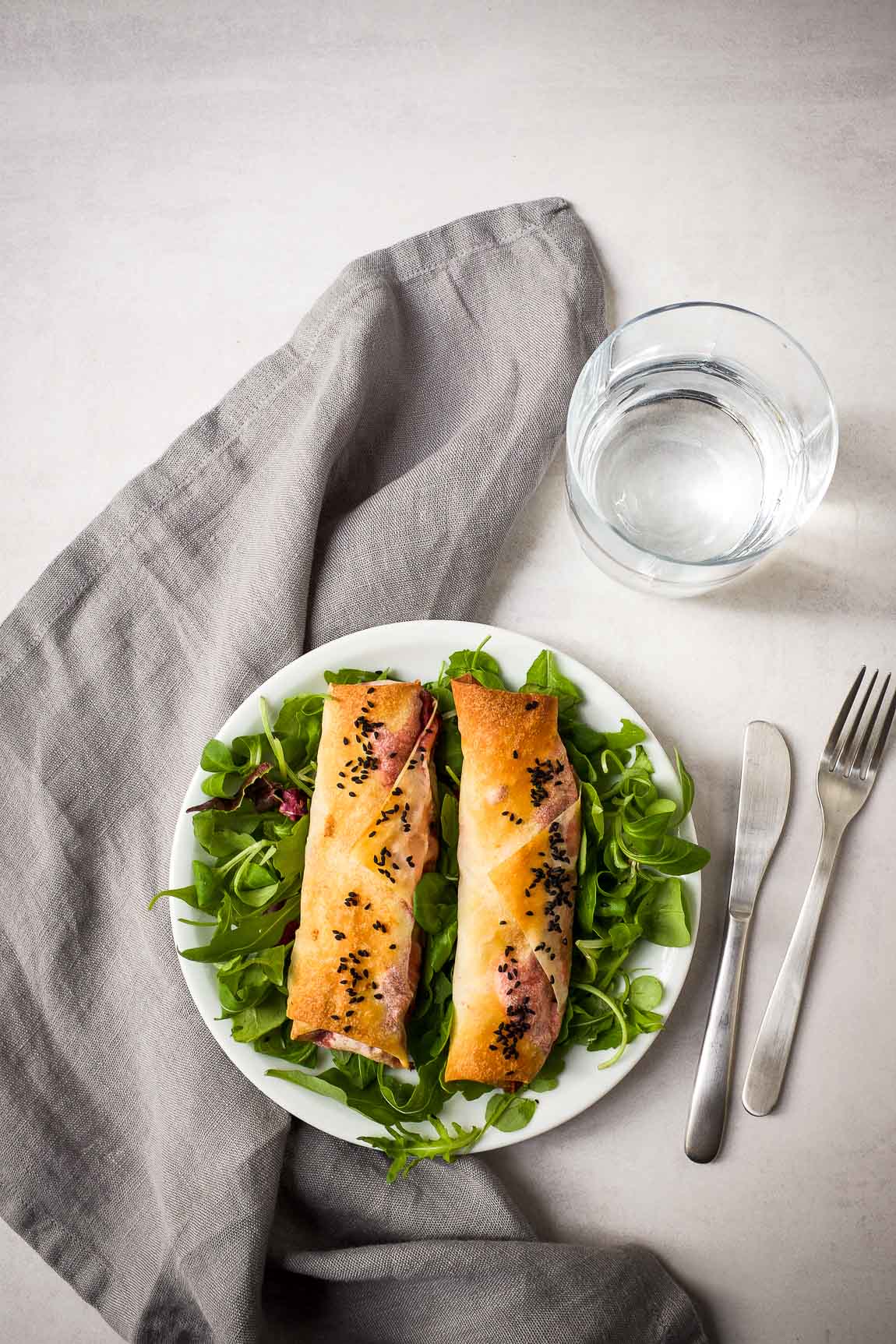 Diese kleine leckeren Rote-Bete-Feta-Röllchen sind super köstlich und einfach zu zubereiten.