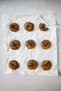 Diese Tahin-Mandel-Kekse sind vegan, glutunfrei bestehen aus nur fünf Zutaten.