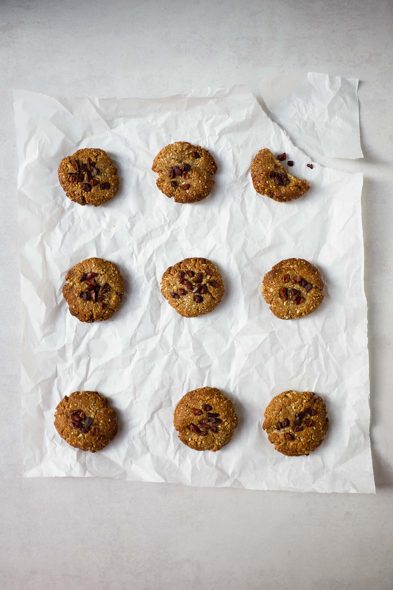 Diese Tahin-Mandel-Kekse sind vegan, glutenfrei, bestehen aus nur fünf Zutaten und schmecken köstlich. 
