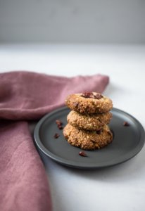 Diese Tahin-Mandel-Kekse sind vegan, glutunfrei bestehen aus nur fünf Zutaten.